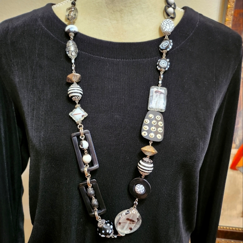 Like new Chicos black and white chunky 32" necklace